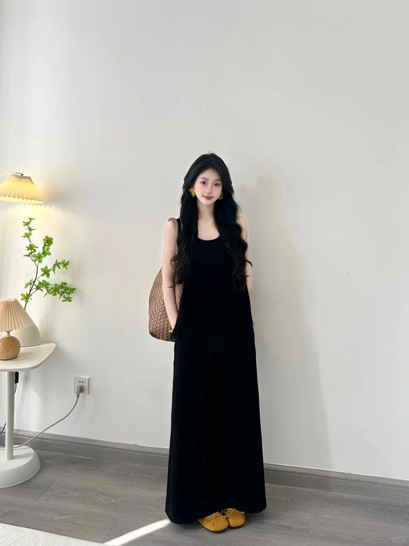 2025夏季新款法式高级感简约随性黑色背心裙圆领收腰气质连衣裙潮