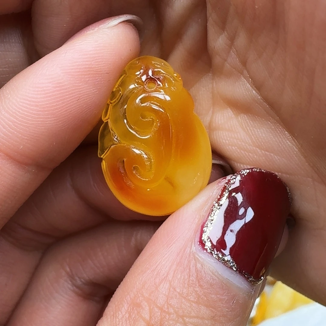 琥珀裸石未镶嵌……