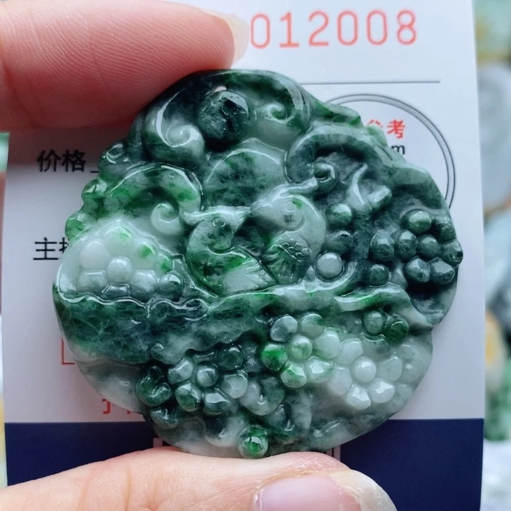 翡翠未镶嵌颈饰一