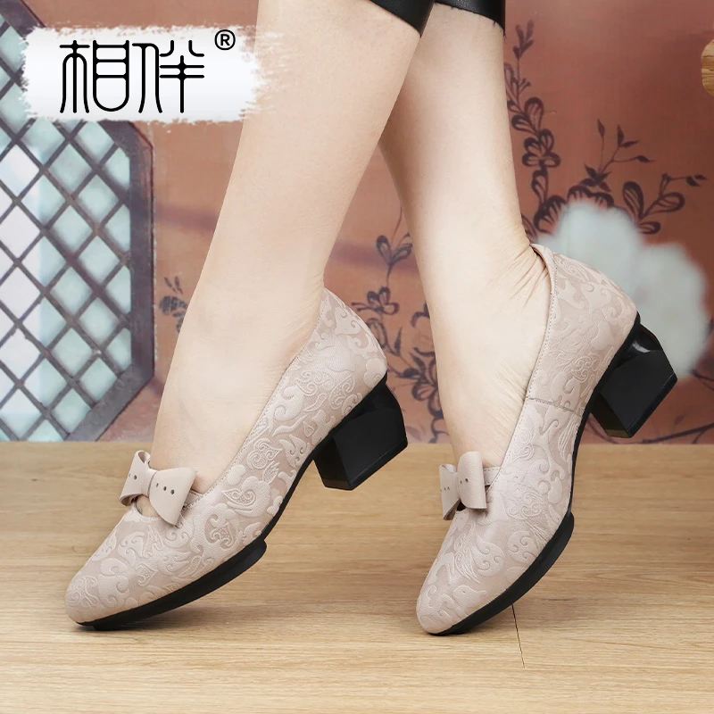 相伴相伴复古手工女士单鞋浮雕民族风妈妈粗跟浅口中国风鞋53083