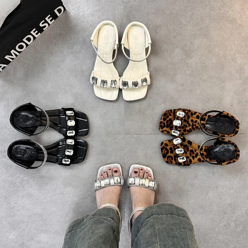 2025年夏季新款法式气质百搭网红爆款高级水钻装饰时尚一字拖