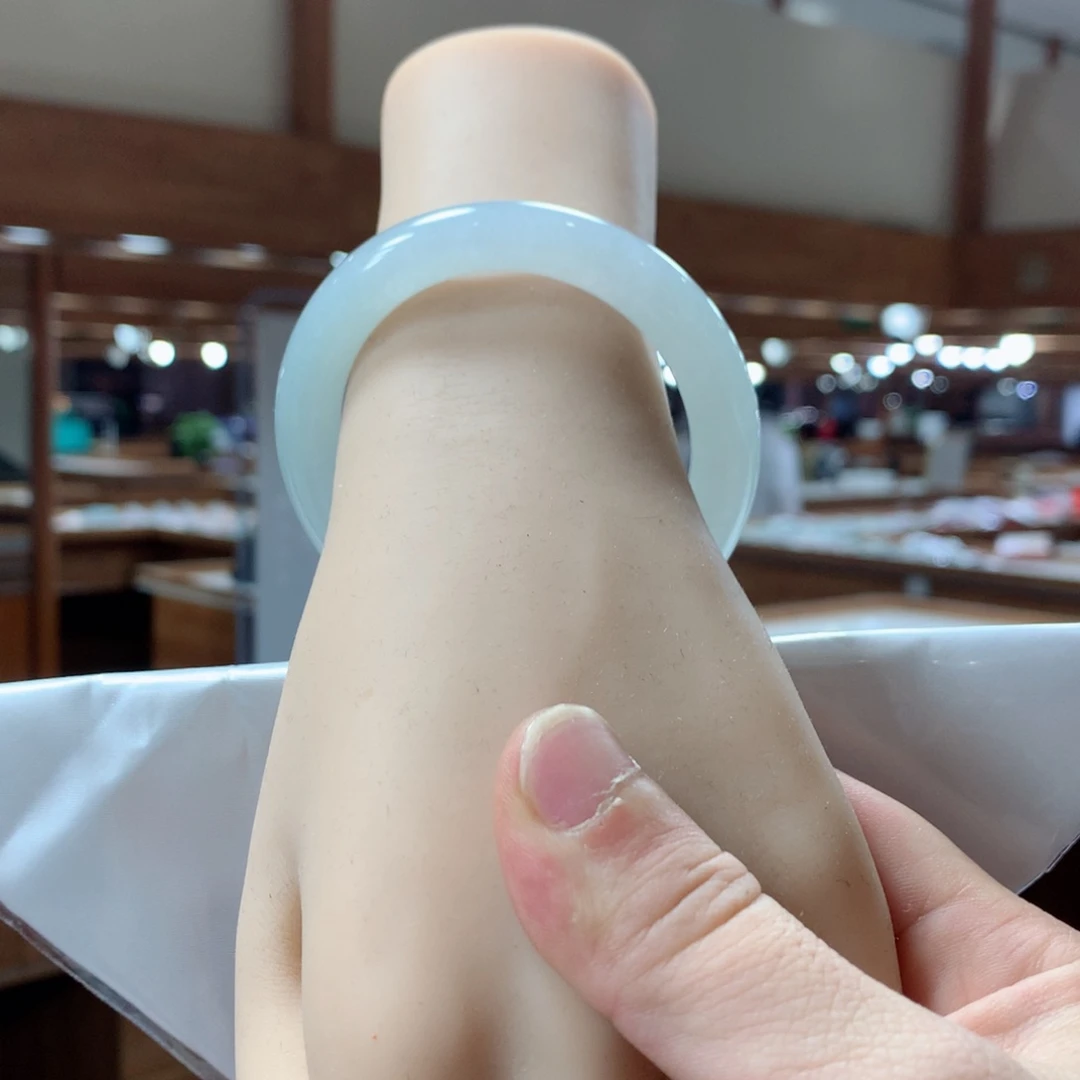 翡翠手镯未镶嵌翡翠