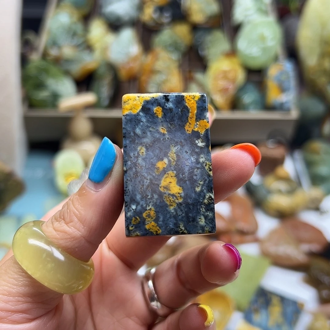 岫玉未镶嵌颈饰粉**髅花玉球蓝