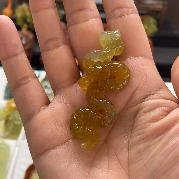 蛇纹石玉未镶嵌颈饰