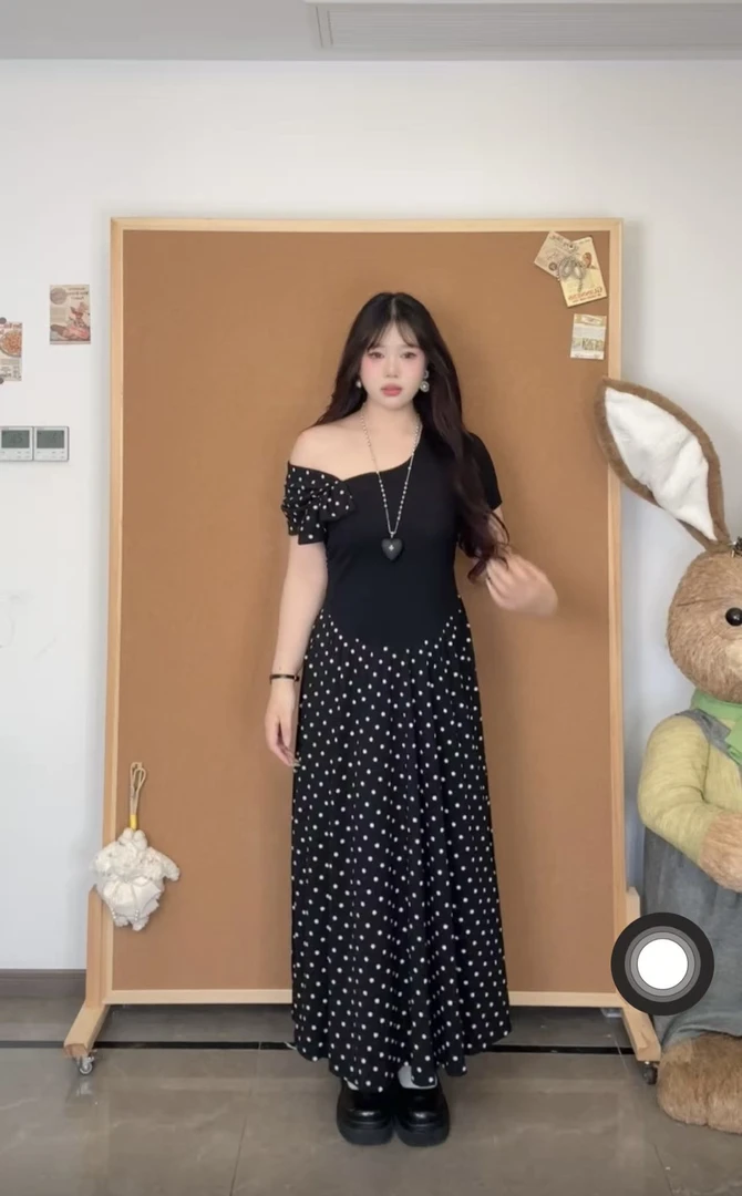 辣妹风拼接波点斜肩中长款连衣裙夏季新款气质显瘦