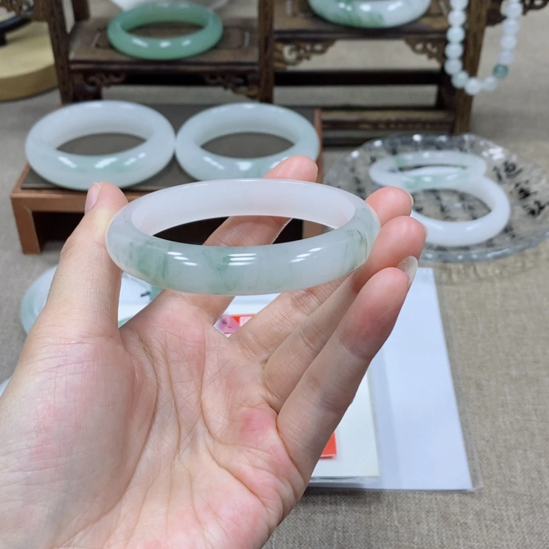 史***比石英岩玉未镶嵌手镯