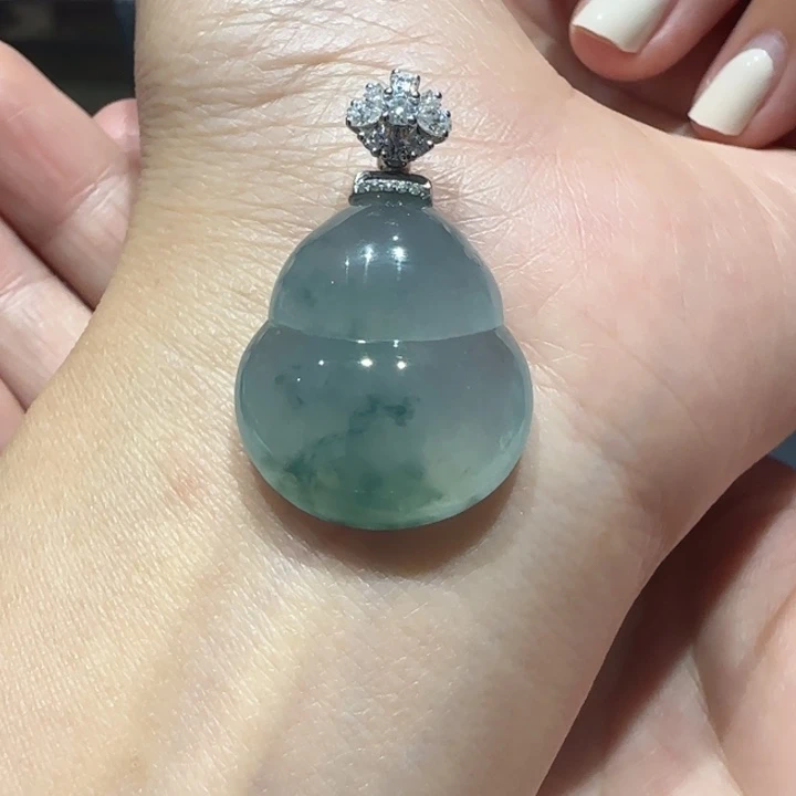 翡翠18K金镶嵌颈饰葫芦