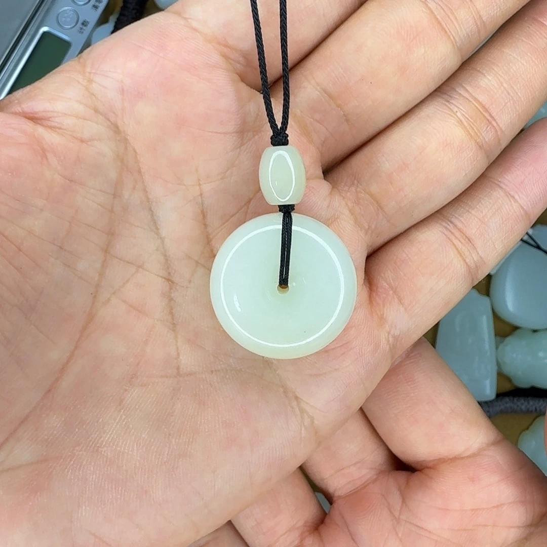 吊坠(赠链)未镶嵌和田玉