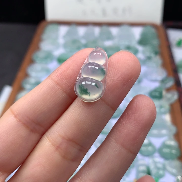 颈饰未镶嵌翡翠冰种飘花福豆