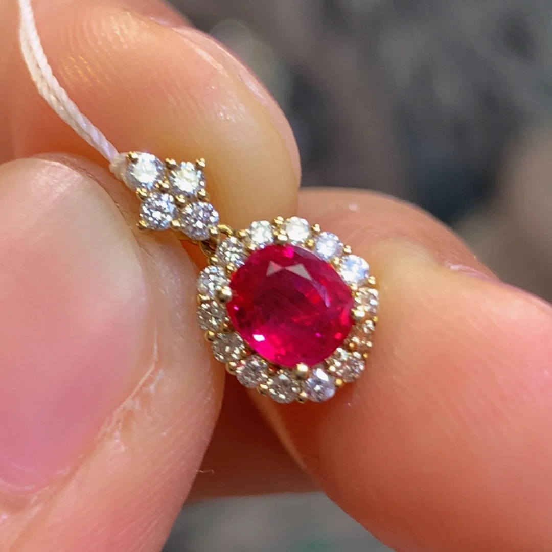 18K金镶嵌颈饰红宝石