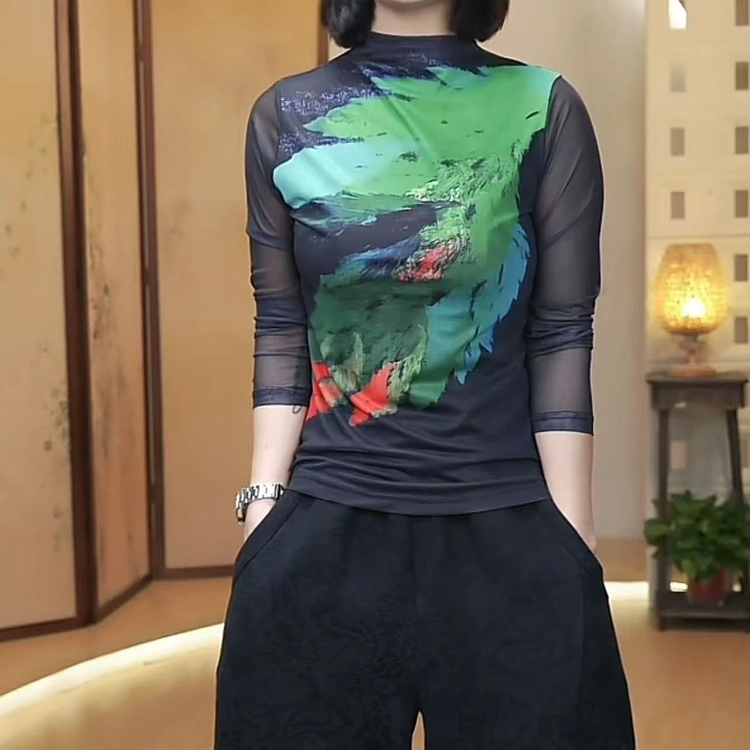 黑底绿色印花网纱小衫