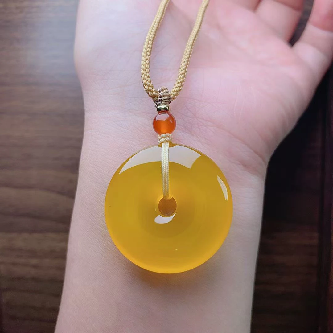 天然黄玛瑙玉髓平安扣吊坠男女款卡30左右（佩戴绳子多样化发货）