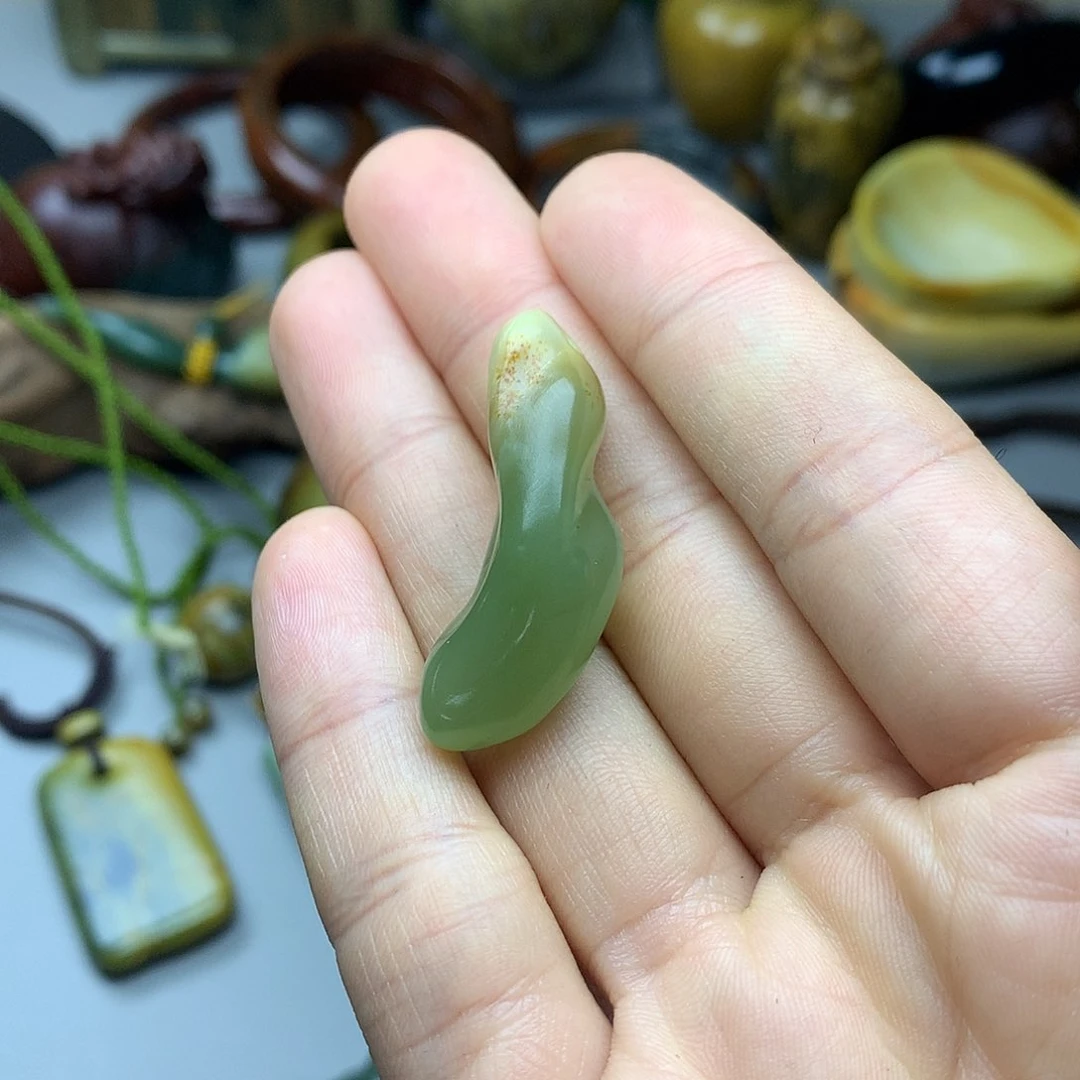 透闪石质玉瑕疵挂件未镶嵌