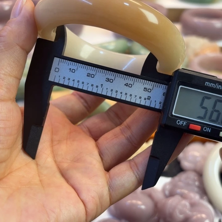 石英岩玉未镶嵌手镯