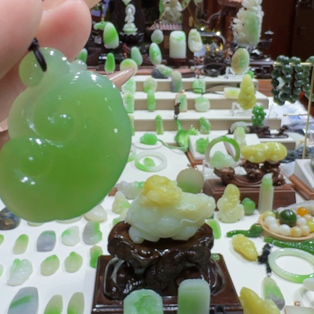 和田玉（碧玉）未镶嵌挂件果绿如意