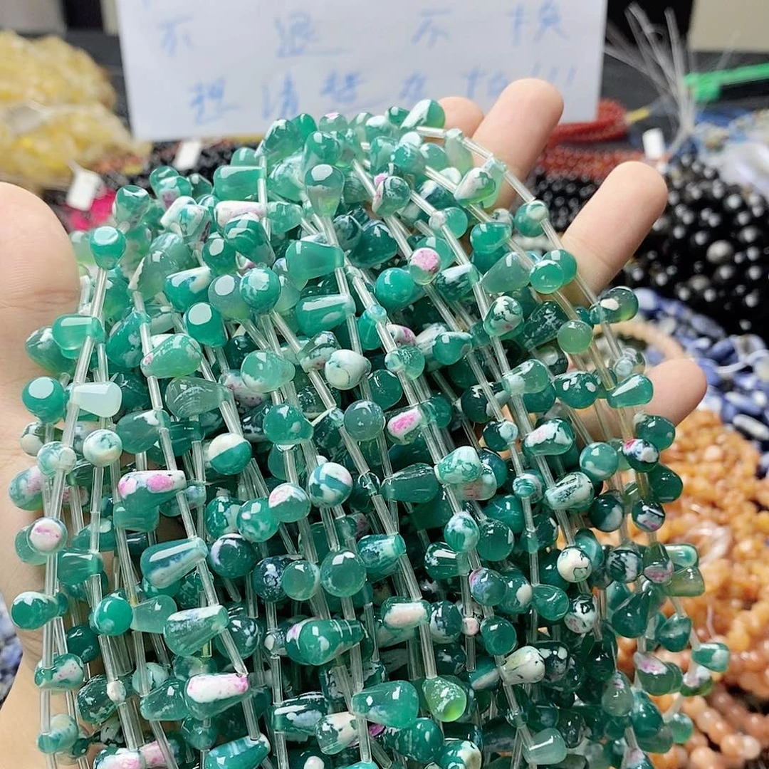 玛瑙/玉髓未镶嵌珠宝半成品一条天然老型绿玛瑙水滴