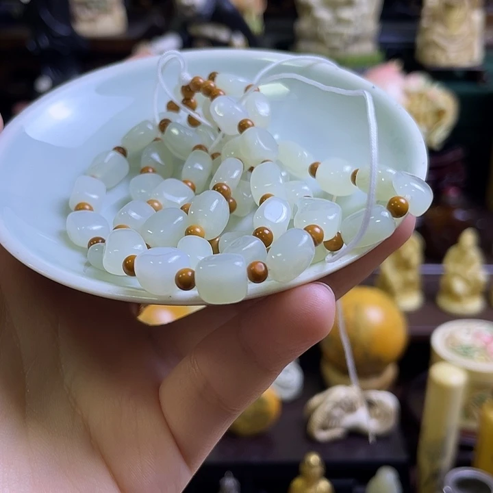 瓷片精致雕刻工艺品