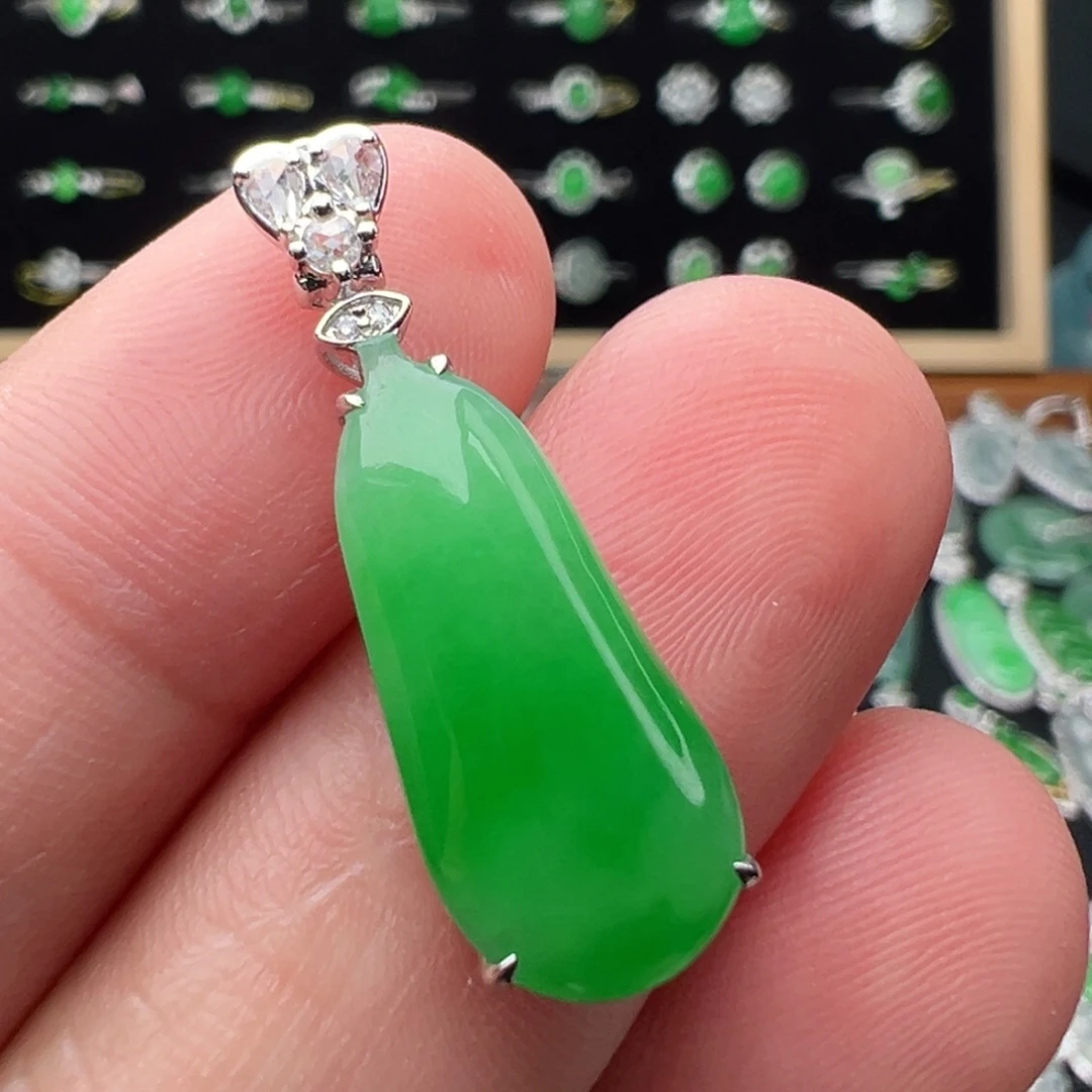 翡翠18K金镶嵌颈饰瓜21