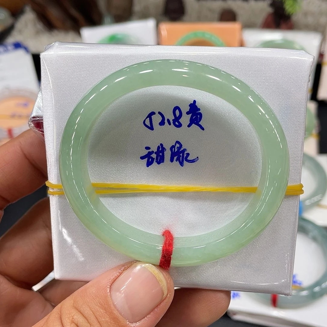 翡翠手镯未镶嵌翡翠