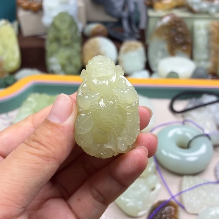 淡***泊颈饰未镶嵌和田玉