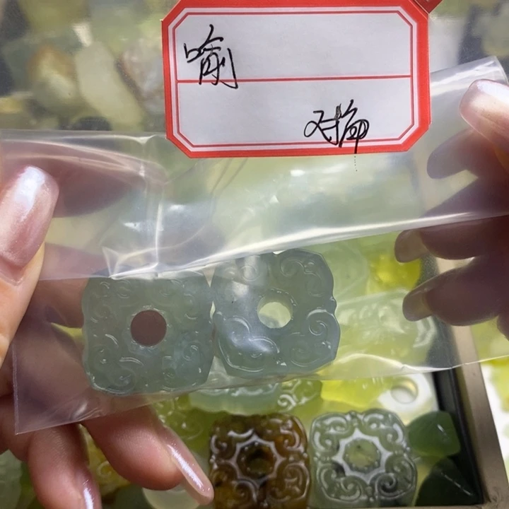 未镶嵌蛇纹石玉颈饰喻*清