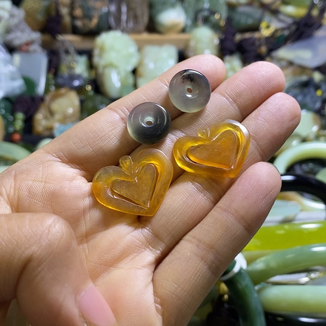 未镶嵌岫玉耳环两对