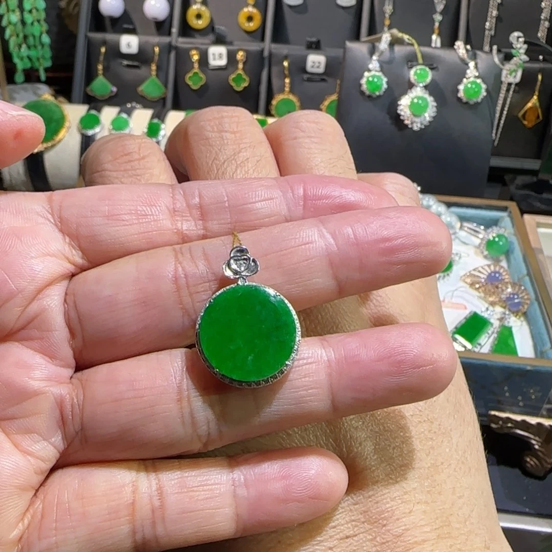 翡翠18K金镶嵌颈饰吊坠