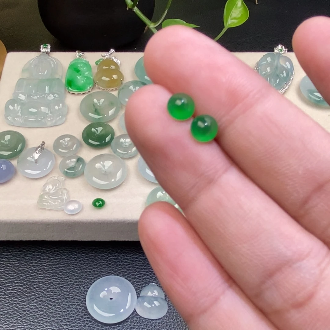 颈饰未镶嵌翡翠蛋面一对