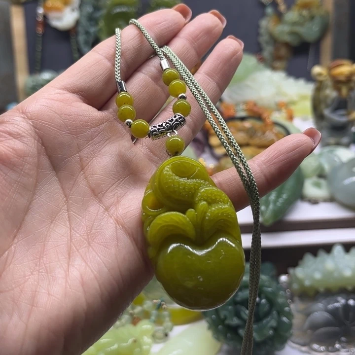 蛇纹石玉未镶嵌颈饰