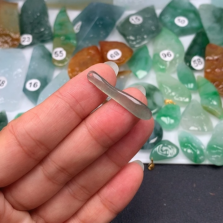 翡翠未镶嵌颈饰随型