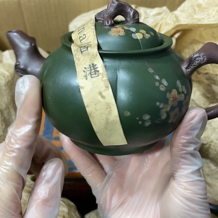 茶壶紫砂矿泥料，纯手工制作的一把紫砂壶。