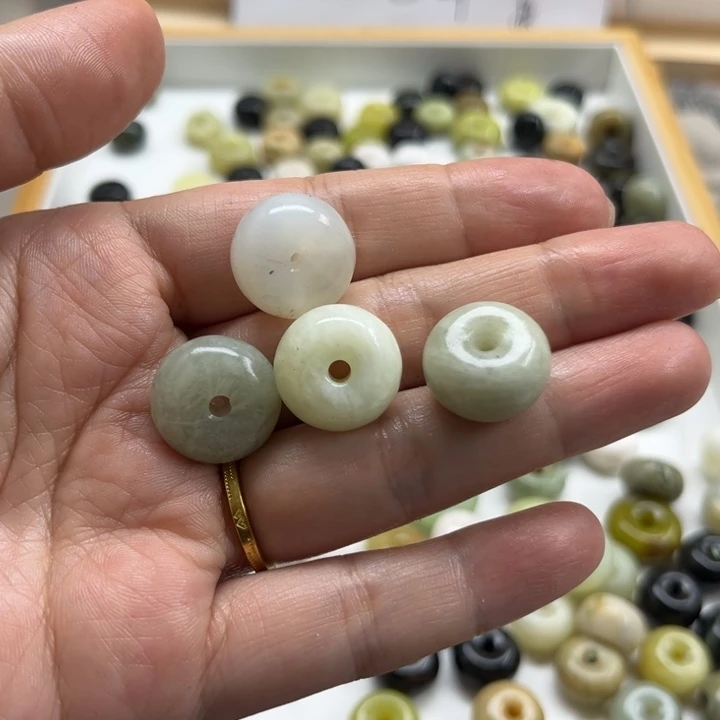 未镶嵌蛇纹石玉颈饰