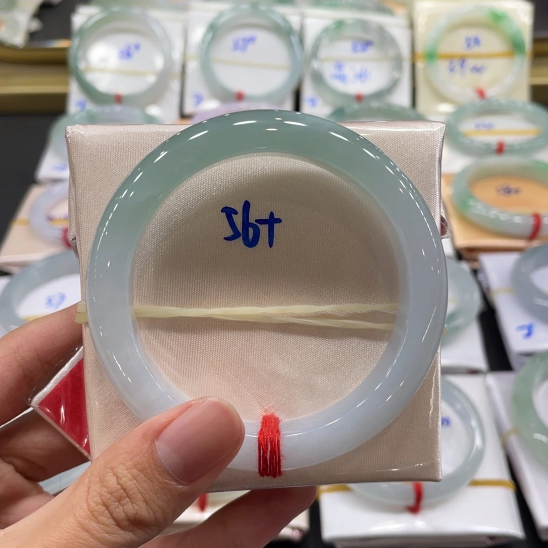 翡翠手镯未镶嵌翡翠手镯