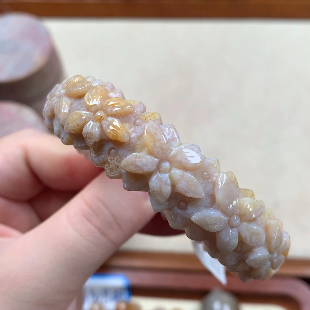 未镶嵌雕刻镯56圈漏750/个。02硅化珊瑚（珊瑚玉）