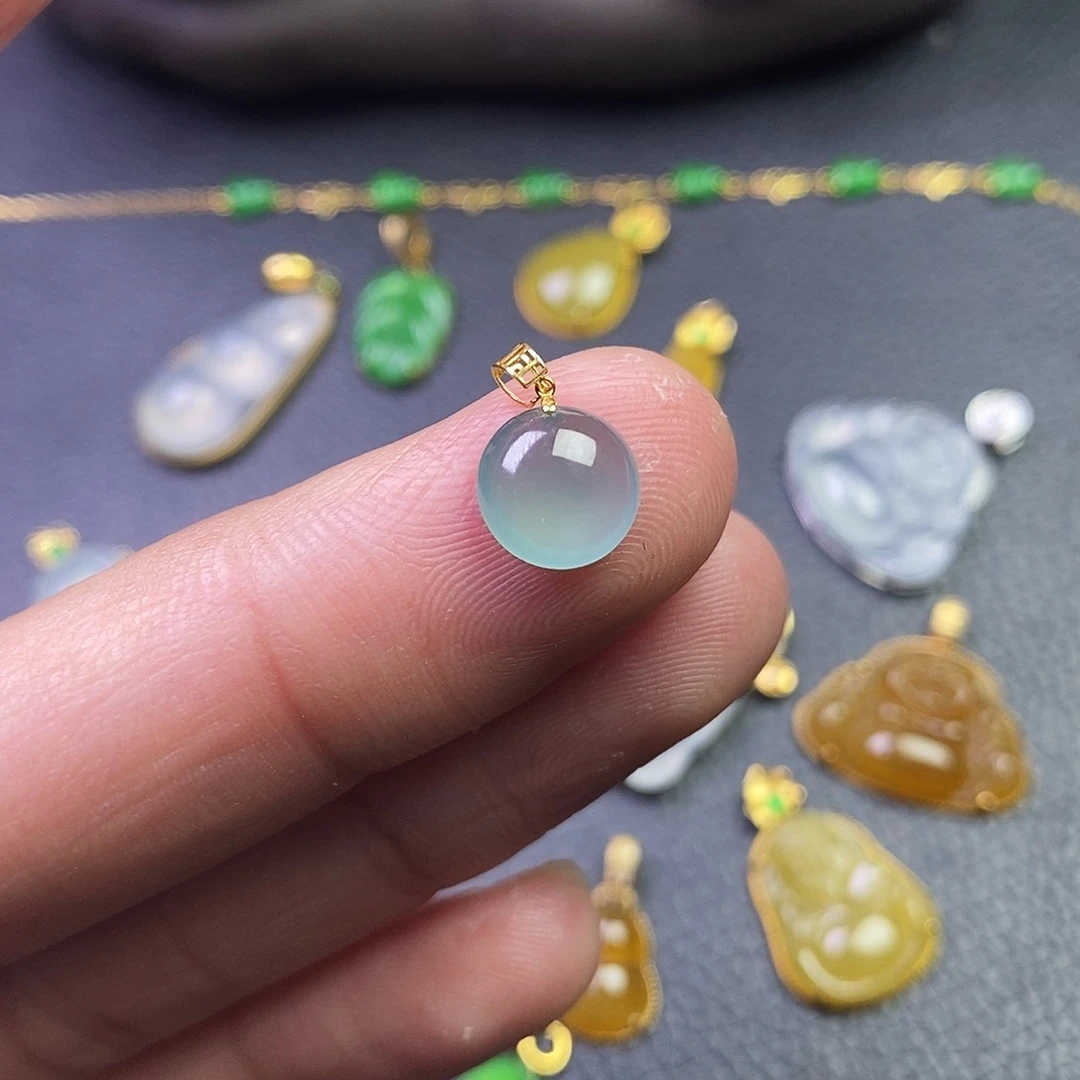 颈饰18K金镶嵌翡翠