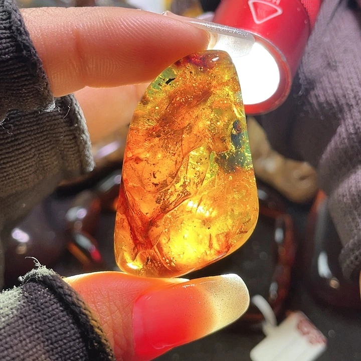 琥珀裸石未镶嵌。