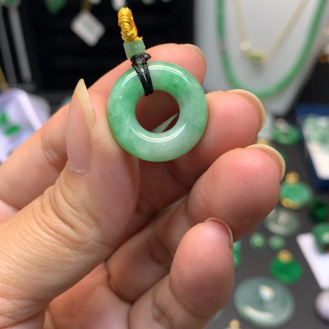 翡翠未镶嵌颈饰有纹裂