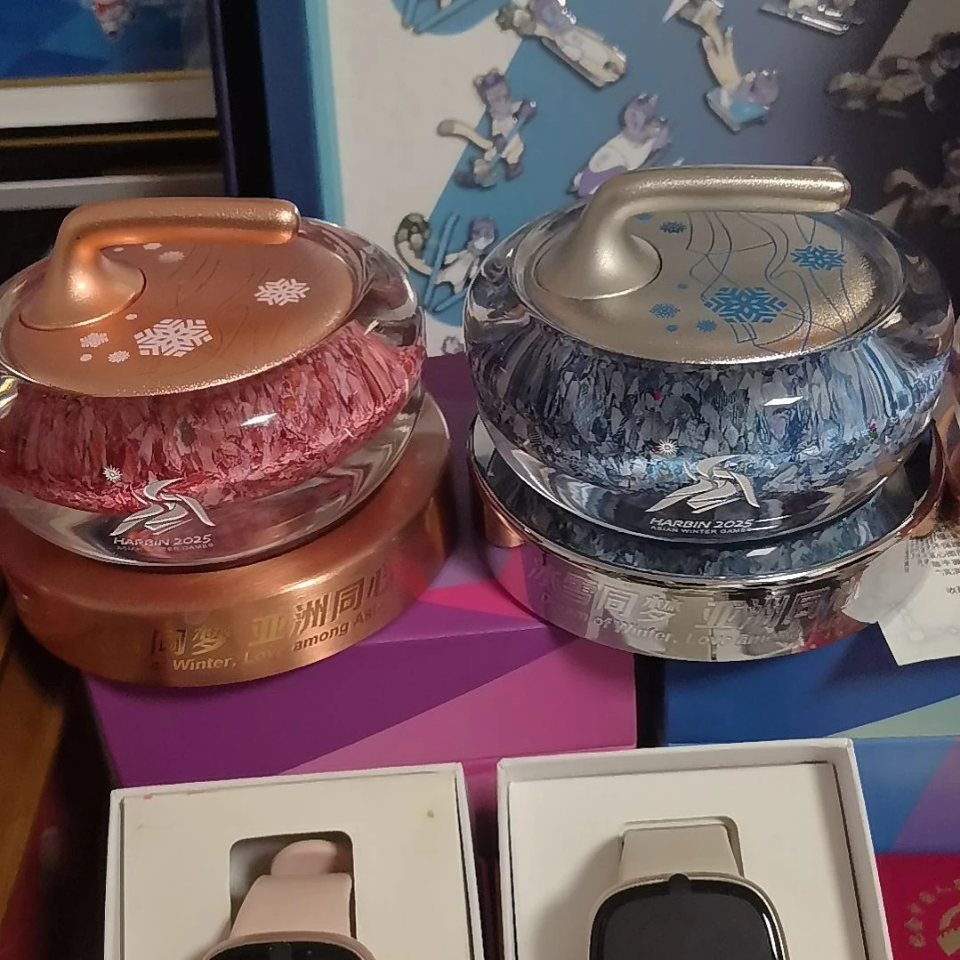 亚冬会中号红色蓝色冰壶一对出送两个小礼品