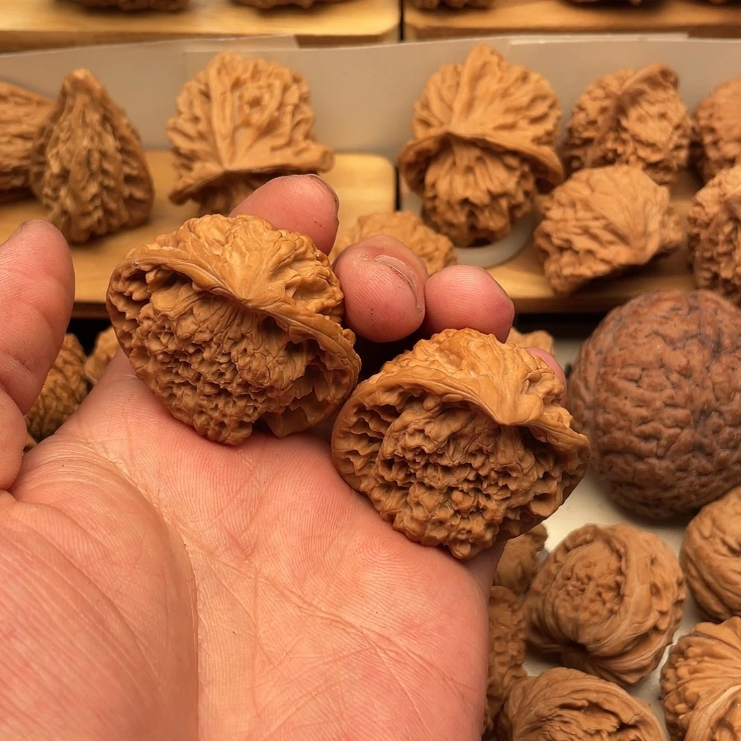 我***了文玩核桃吊坠蛇头