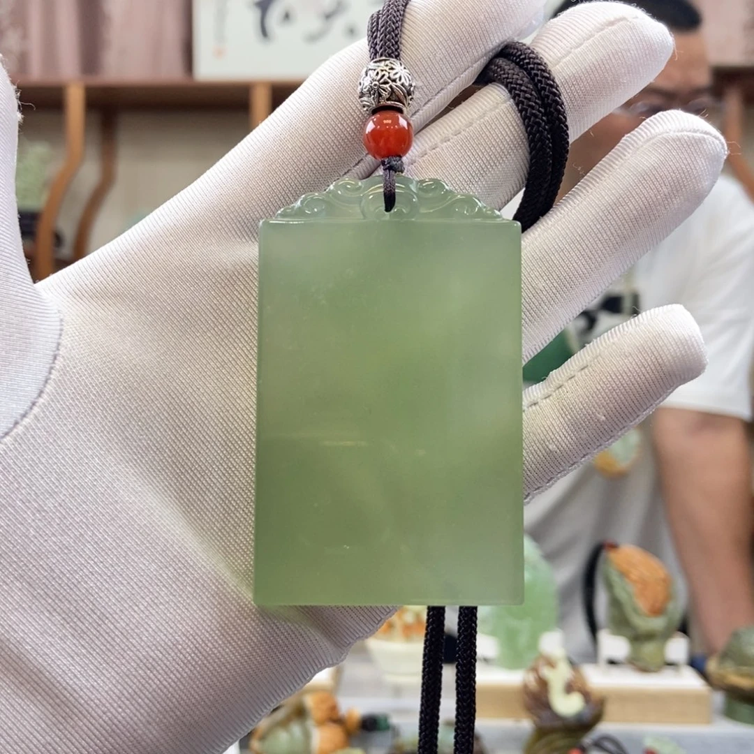 未镶嵌蛇纹石玉吊坠