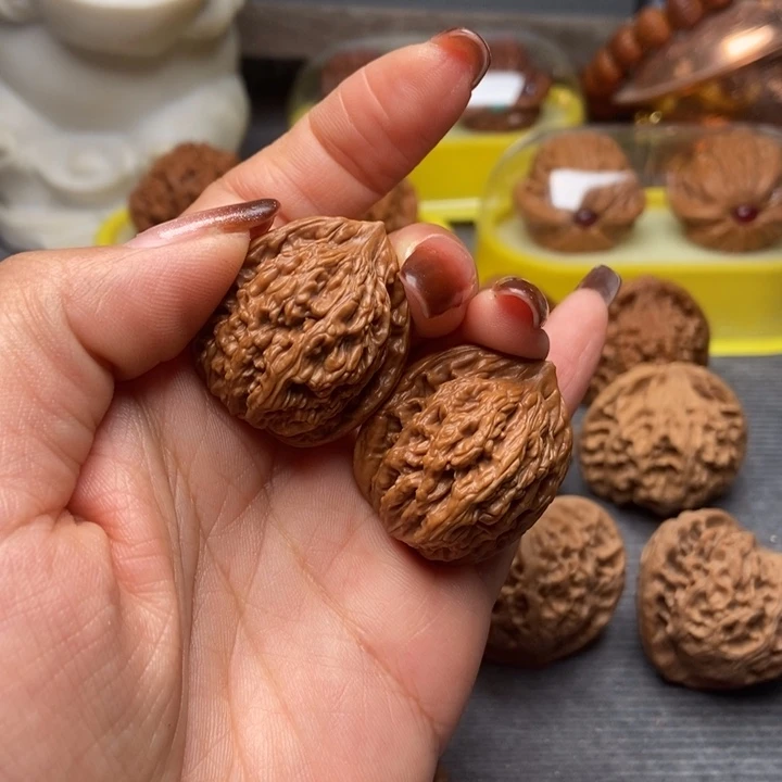 A****丶精品手捻四座楼，虎头各一对