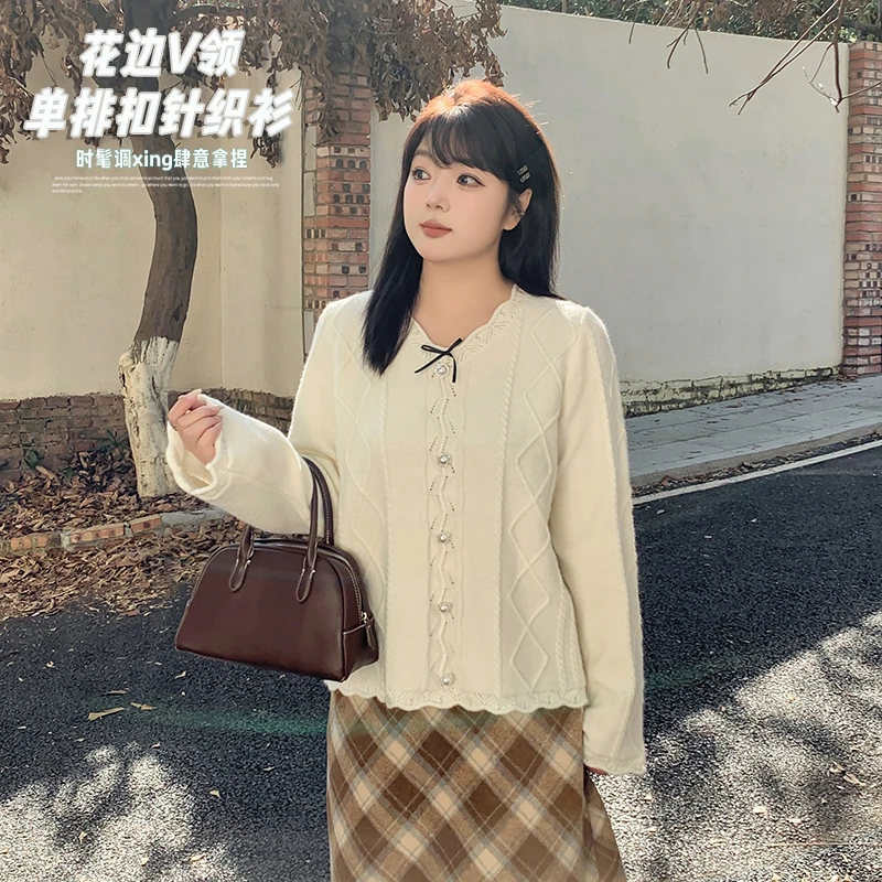 【霏霏推荐】2024冬季新款胖妹妹花边V领单排扣针织衫-F309