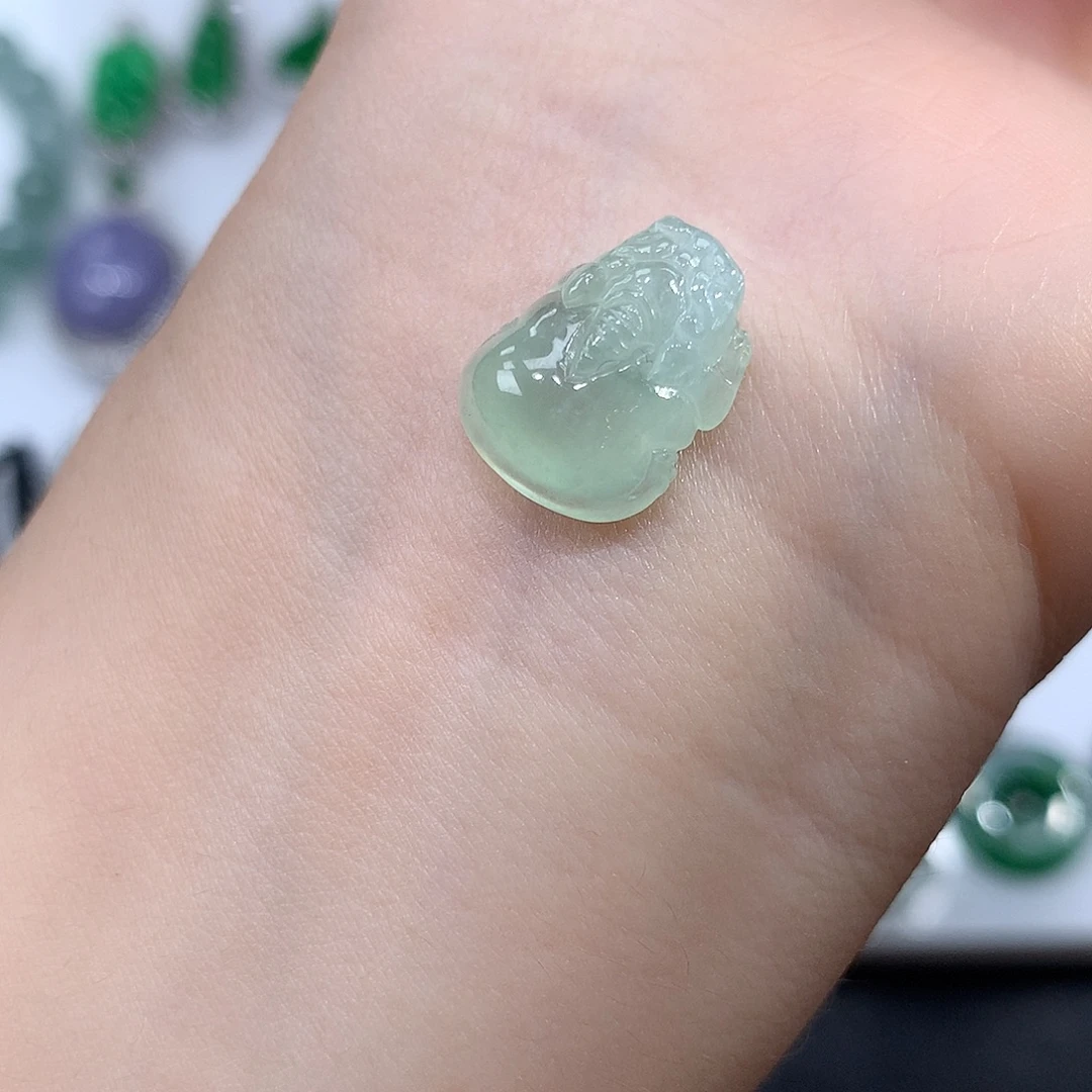 翡翠未镶嵌颈饰貔貅