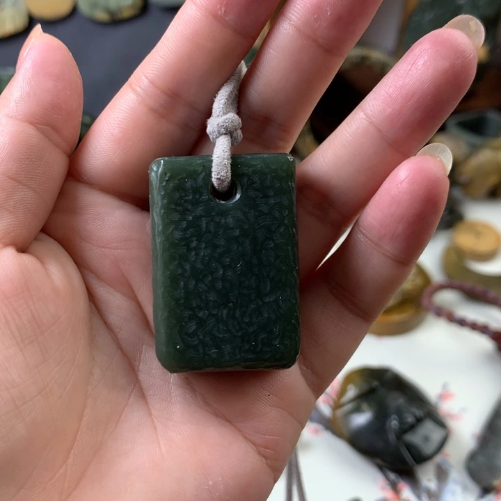 透闪石质玉未镶嵌颈饰