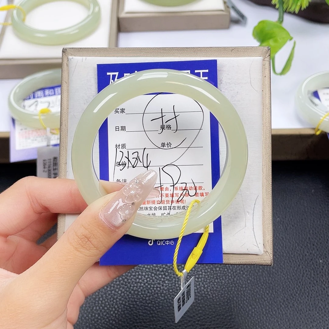 和田玉手镯未镶嵌背*