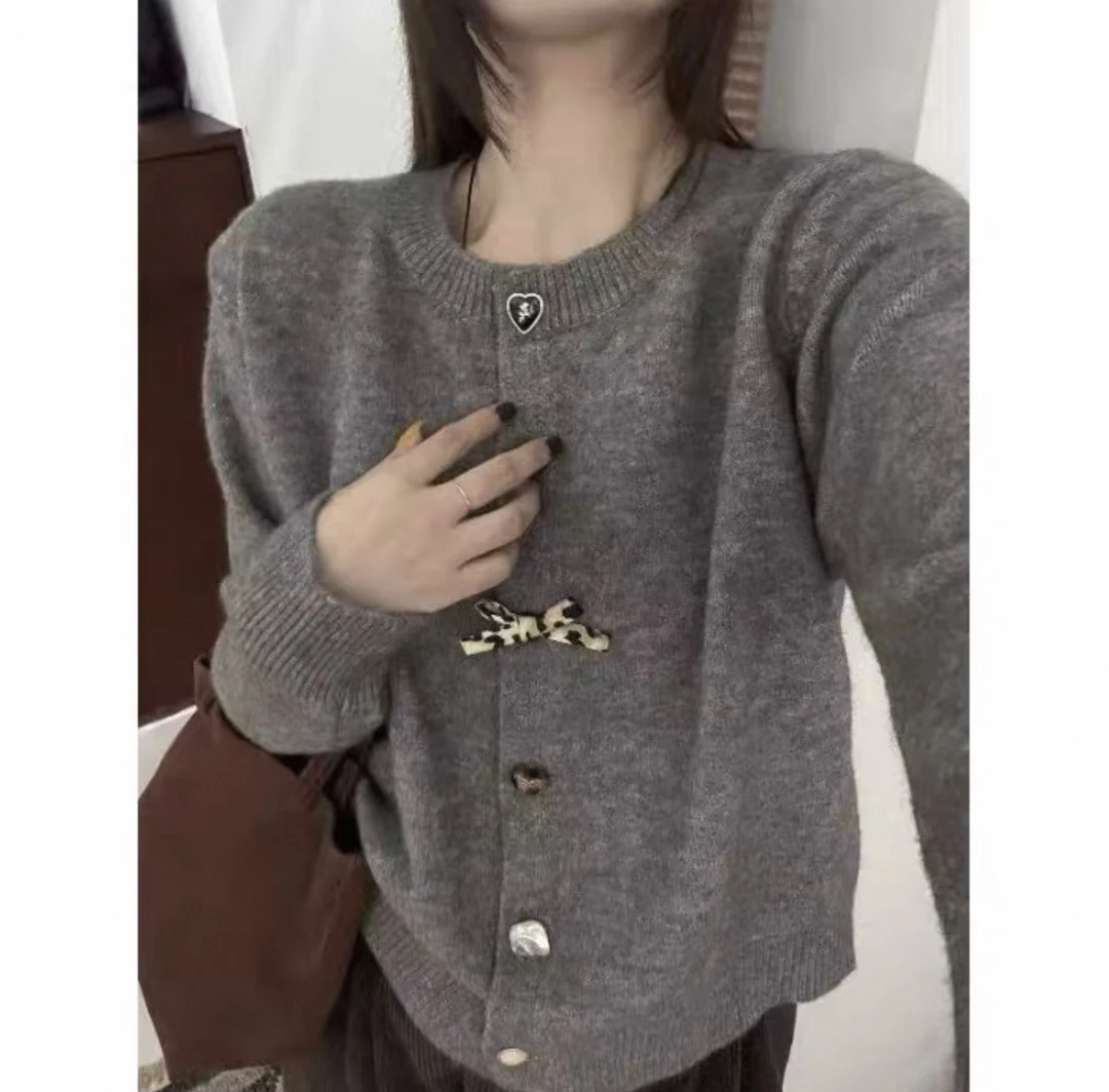 J083气质女毛针织衫刺绣金属扣衫百搭网红针织秋冬