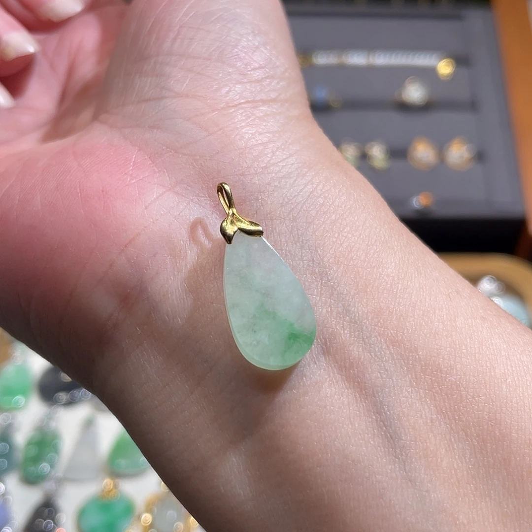 翡翠颈饰18K金镶嵌飘花无事牌