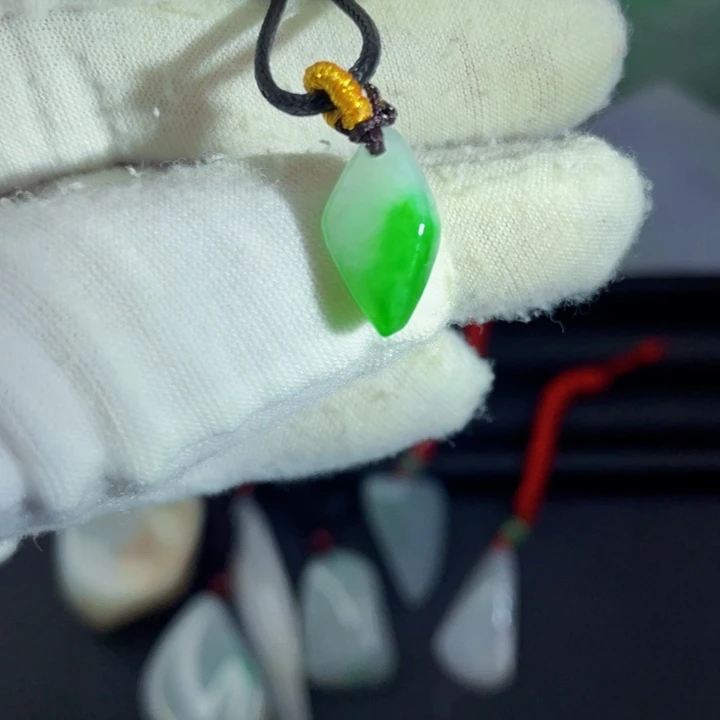 翡翠未镶嵌挂件片料