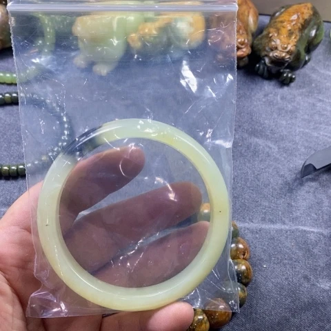未镶嵌蛇纹石玉手链