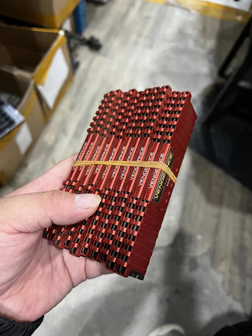 9新 美商海盗船 海盗船16G的3000频率DDR4的内存条 红/黑随机发